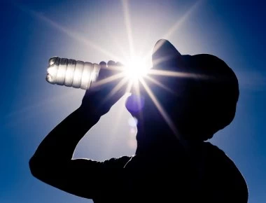 Αυτός είναι ο λόγος που δεν πρέπει αφήνετε πλαστικό μπουκάλι με νερό στον ήλιο ή στο αυτοκίνητο όταν έχει ζέστη